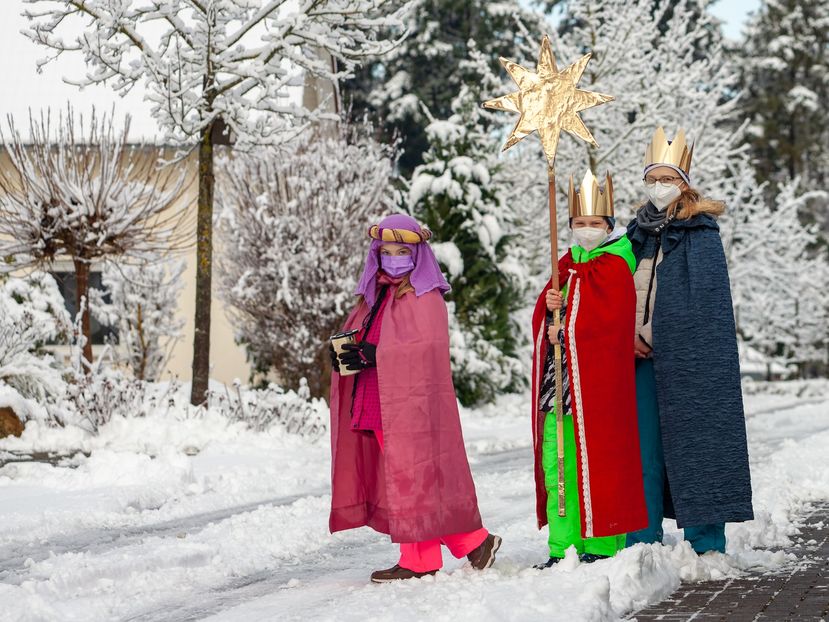 Im Bistum Fulda waren die Sternsinger in diesem Jahr in kleinen Gruppen – und häufig auch als Geschwisterpaare – mit Maske und Abstand unterwegs. Dazu gibt es Alternativen wie etwa Segensaufkleber und Spendenbriefe. Foto: Bistum Fulda / Burkhard Beintken 